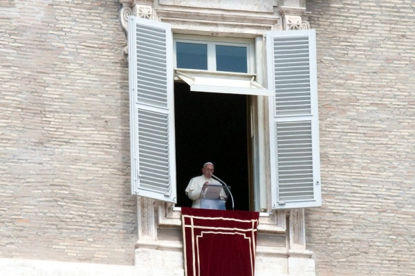 papież franciszek w oknie pałacu apostolskiego